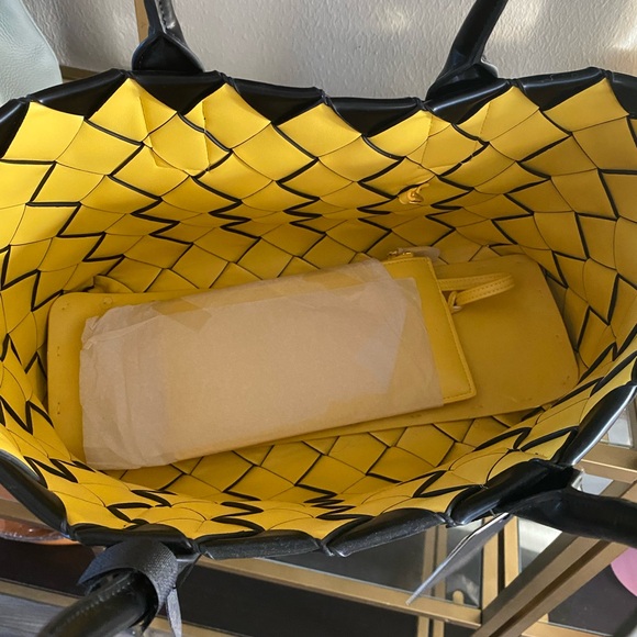 🖤 Lola Luxe Woven Leather Tote with Yellow Interior - Picture 3 of 6